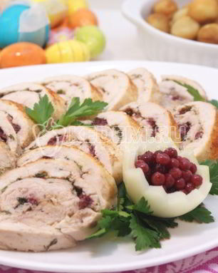 Куриный рулет с укропом и брусникой