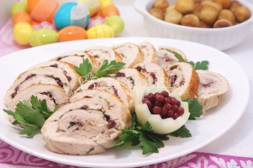 Рецепт куриного рулета с укропом и брусникой