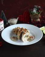 Куриный рулет со шпинатной начинкой и грибным соусом