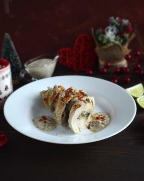 Куриный рулет со шпинатной начинкой и грибным соусом