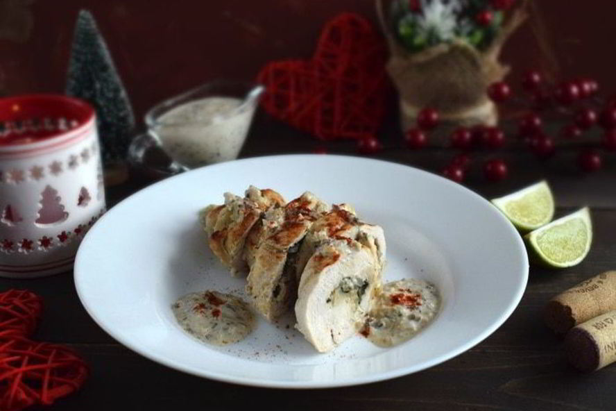 Рецепт куриного рулета со шпинатной начинкой и грибным соусом
