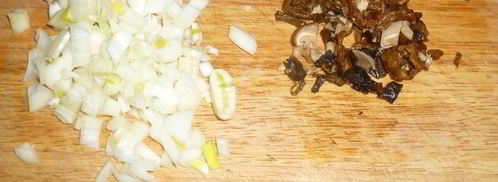 куриный рулет со шпинатной начинкой и грибным соусом. Шаг 2