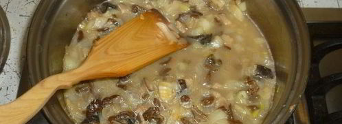 куриный рулет со шпинатной начинкой и грибным соусом. Шаг 3