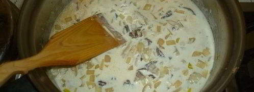 куриный рулет со шпинатной начинкой и грибным соусом. Шаг 4