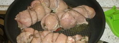 куриный рулет со шпинатной начинкой и грибным соусом. Шаг 10