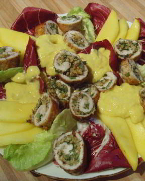 Куриные рулеты под манговым соусом с брусками поленты