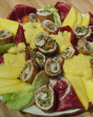 Куриные рулеты под манговым соусом с брусками поленты