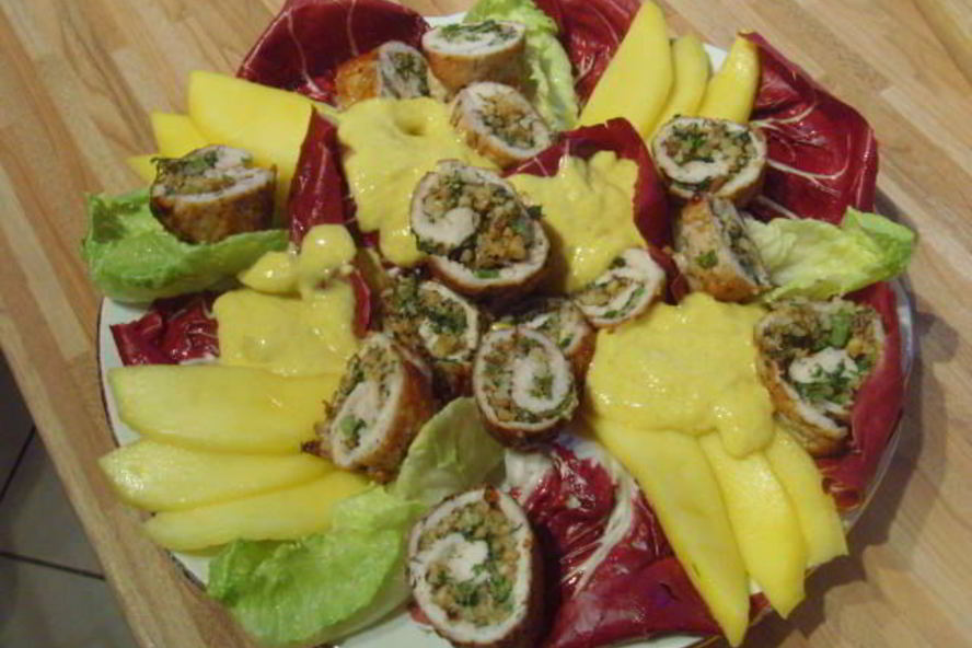 Рецепт куриных рулетов под манговым соусом с брусками поленты