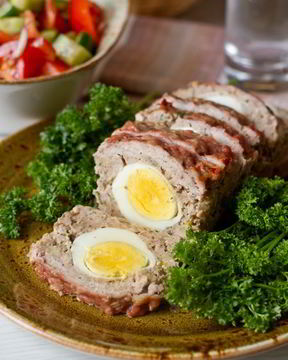 Мясной рулет с вареными яйцами