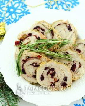 Мясной рулет с вяленой клюквой
