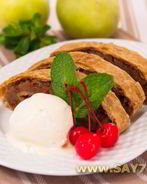 Рулет из слоеного теста с яблоками и орехами