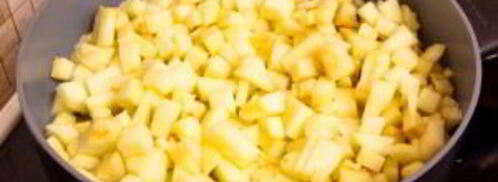 рулет из слоеного теста с яблоками и орехами. Шаг 3