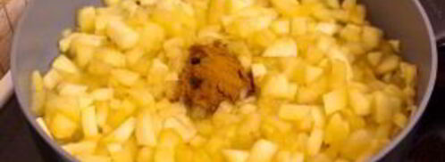 рулет из слоеного теста с яблоками и орехами. Шаг 5