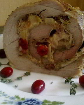 Рулет с квашеной капустой, яблоком и клюквой