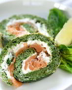 Рулет с творогом, шпинатом и лососем