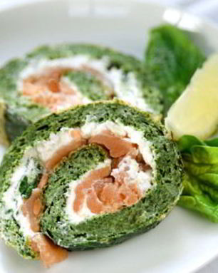 Рулет с творогом, шпинатом и лососем