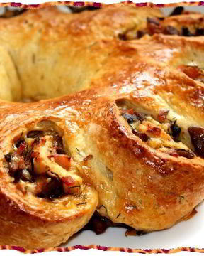 Рулет-цветок с грибами, ветчиной и сыром