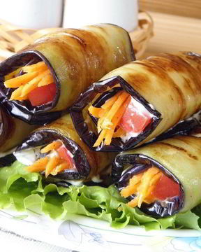 Рулетики из баклажанов с корейской морковкой