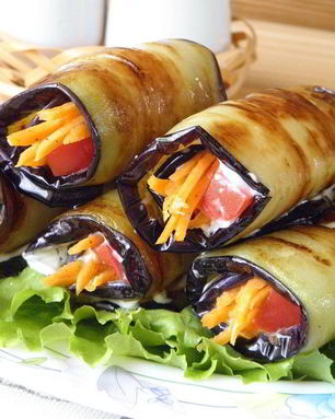 Рулетики из баклажанов с корейской морковкой
