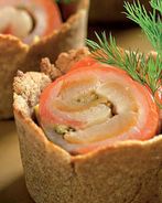 Рулетики из форели и палтуса с зеленым перцем и каперсами