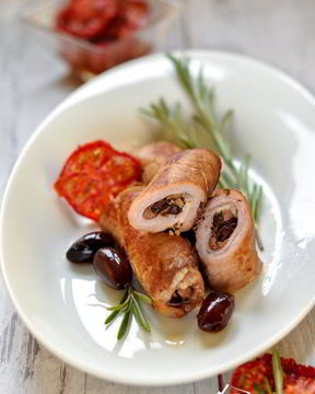 Рулетики из свинины с оливками, зеленью и чесноком