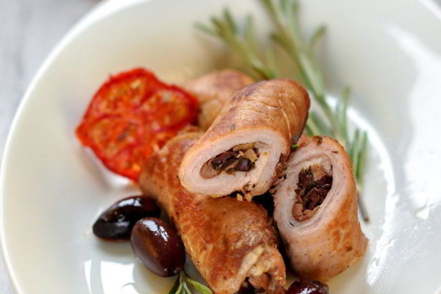 Рецепт рулетиков из свинины с оливками, зеленью и чесноком