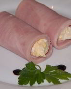 Рулетики из ветчины с сырной начинкой