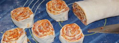 рулетики слоеные с сыром и беконом. Шаг 2