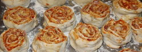 рулетики слоеные с сыром и беконом. Шаг 3