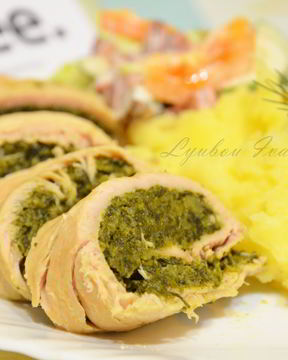Рулеты из индейки со шпинатом и брокколи