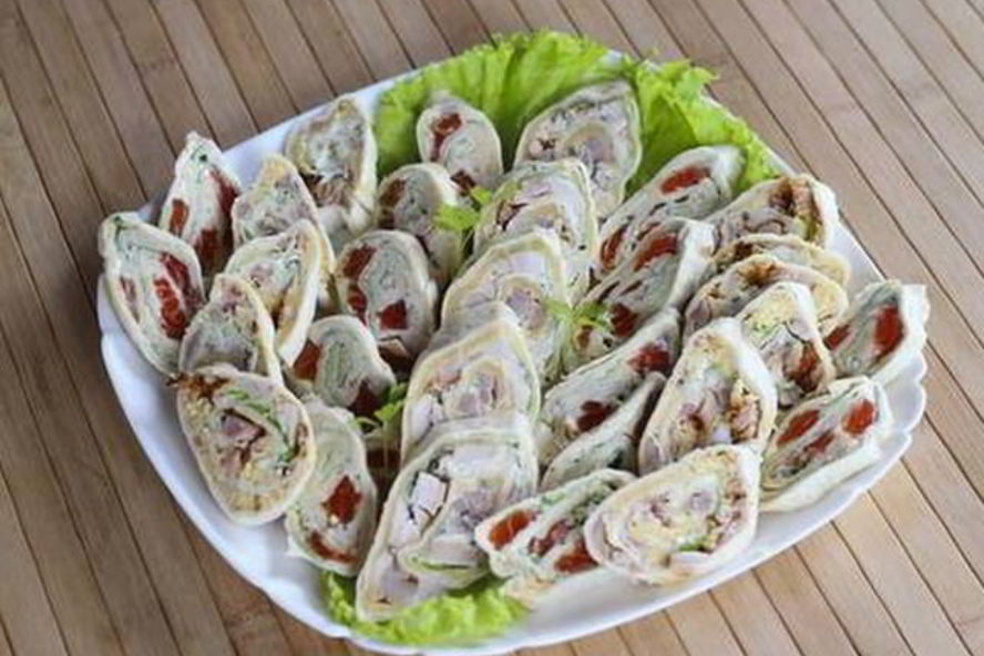 Рецепт рулетов с семгой, сыром и красным перцем