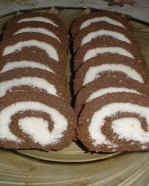 Сладкий шоколадно-кокосовый рулет