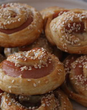 Слоеные рулетики с сосисками