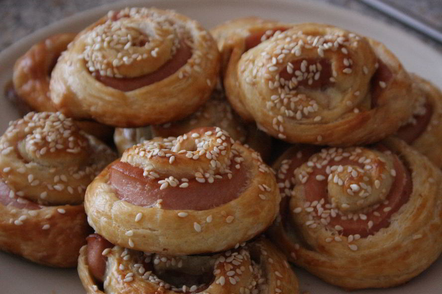 Рецепт слоеных рулетиков с сосисками