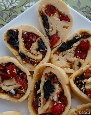 Сырный рулет с сухофруктами и орехами