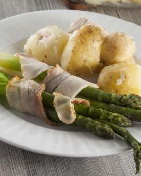 Запеченные рулетики из спаржи