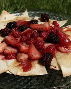 Сладкая тортилья с клубникой, малиной и ежевикой