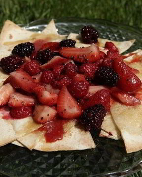 Сладкая тортилья с клубникой, малиной и ежевикой