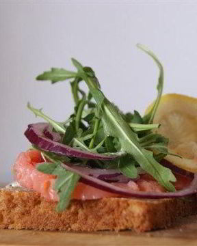 Датский открытый сэндвич с красной рыбой