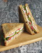 Клубничный сэндвич с курицей и мягким сыром