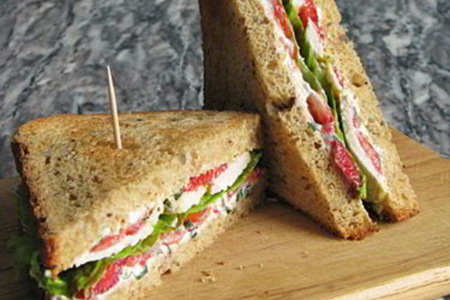 Рецепт клубничного сэндвича с курицея и мягкима сырома