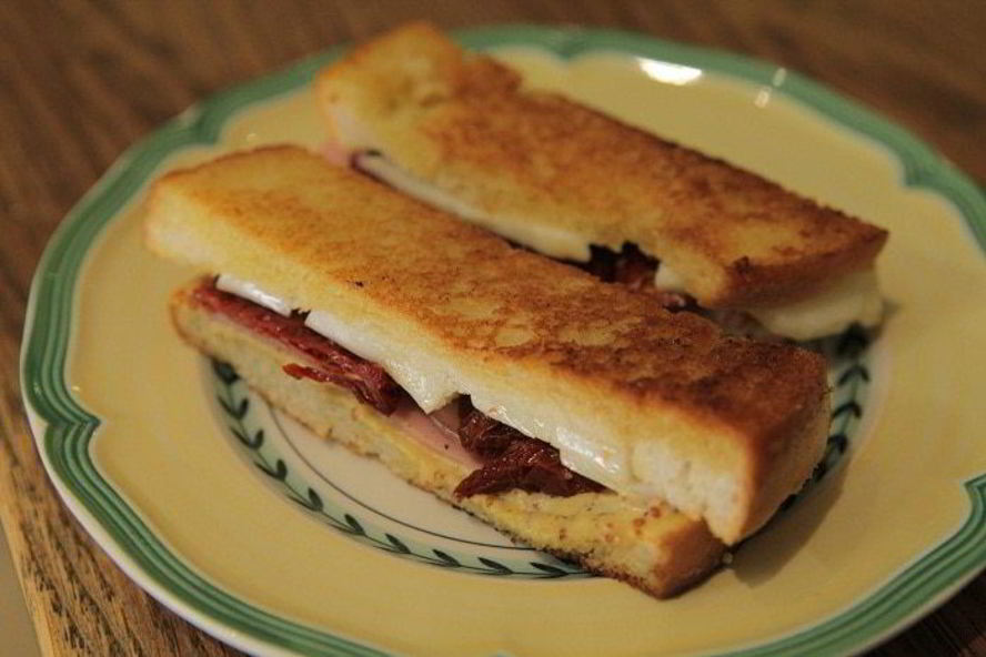 Рецепт мини-сэндвичей с ветчиной, вялеными помидорами и сыром