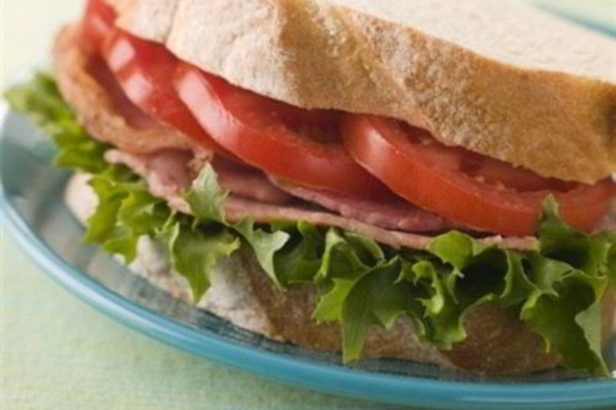 Рецепт сэндвича по-американски с беконом, томатами и салатом