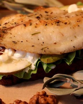 Сэндвич Прованс с рыбой и грушей