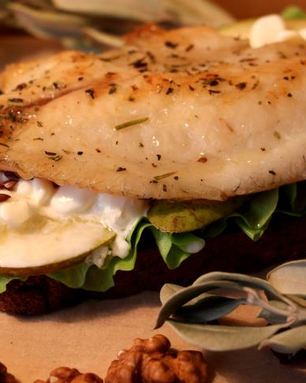 Сэндвич Прованс с рыбой и грушей