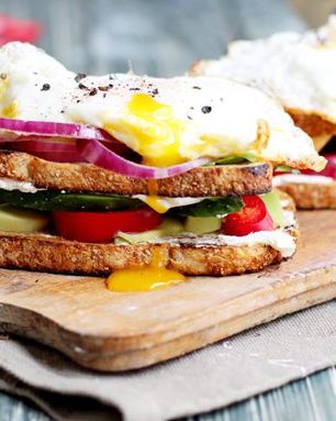 Сэндвич с авокадо и яйцом