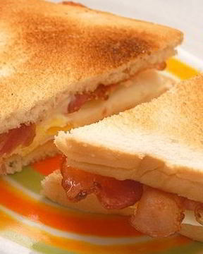 Сэндвич с беконом и яйцом