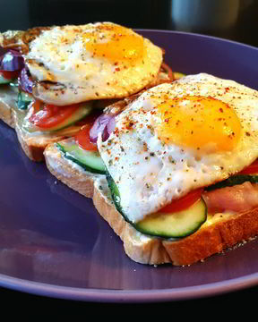 Сэндвич с беконом, яйцом и красным луком