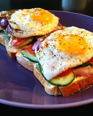 Сэндвич с беконом, яйцом и красным луком