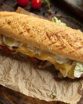 Сэндвич с говядиной и томатной сальсой